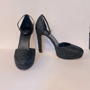 Like NEW worn twice! Beautiful silk but subtle floral pattern💗